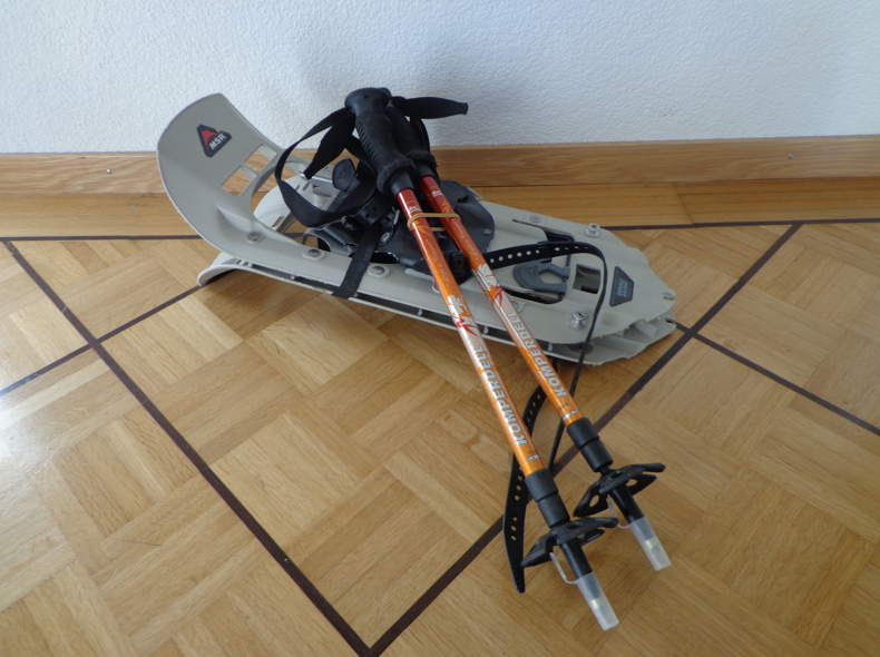 151 Schneeschuhe und Stöcke