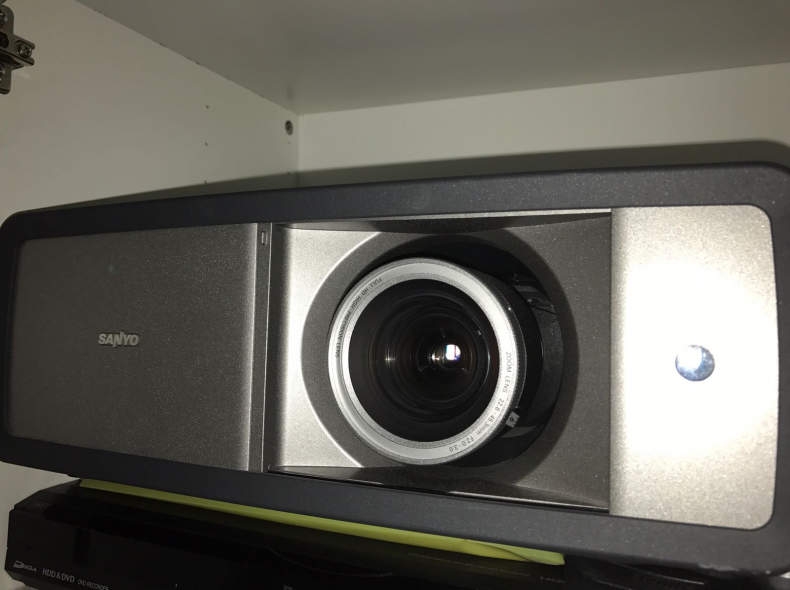 5747 Sanyo Beamer Full HD PLV-Z3000