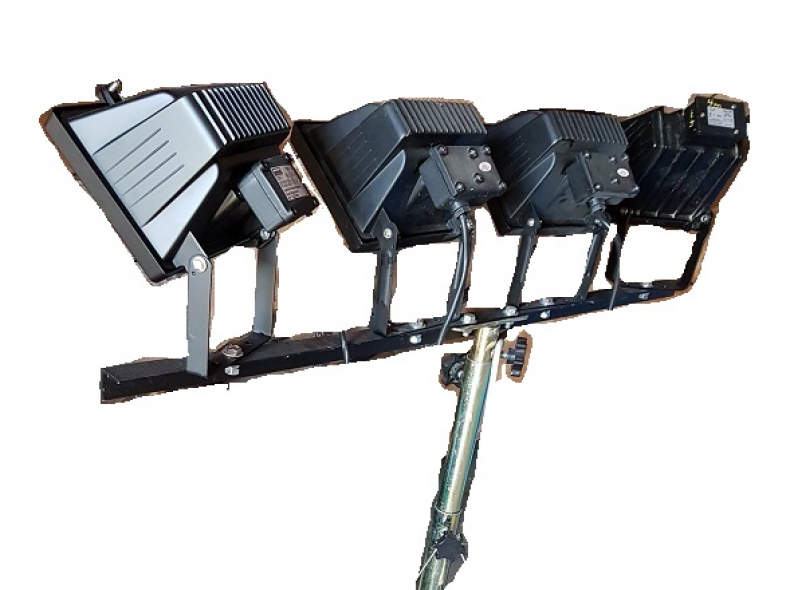 5805 4x Halogenstrahler 500W auf Stativ