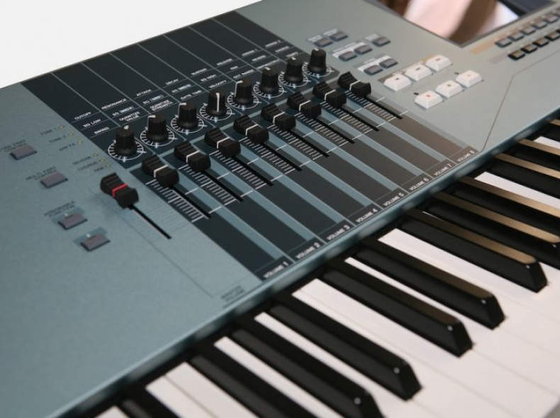 11048 Keyboard Motif XS8 Synthesizer