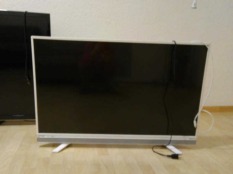 13441 TV Grundig 32", weiss