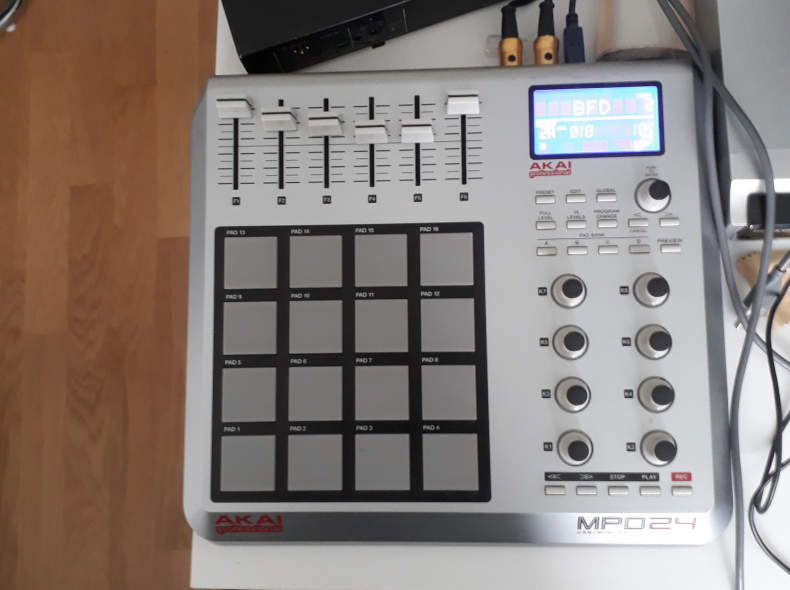 15838 MPD 24 Midi Controller