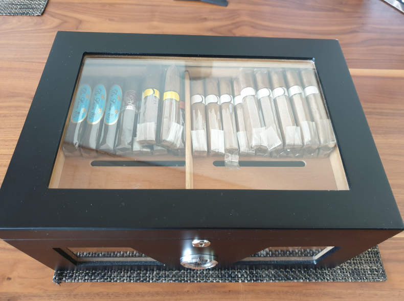16802 Humidor mit Zigarren nach Wahl