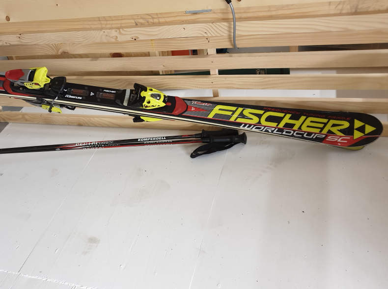 20197 Carvingskier mit Stöcken, Schuhen