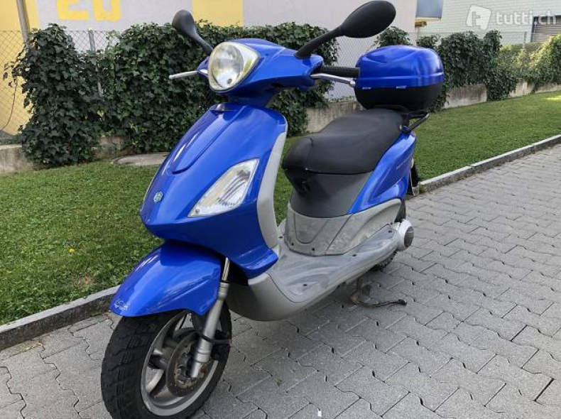 20963 Piaggio Fly 125 Roller Töff