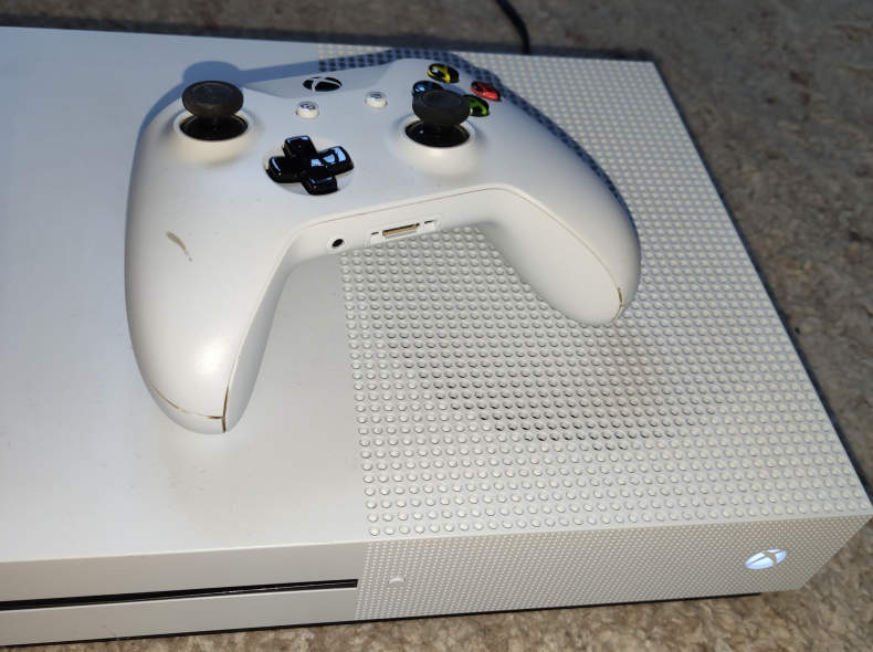 21033 Xbox One S