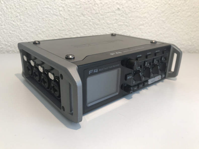 23239 ZOOM F4 MultiTrack Field Recorder