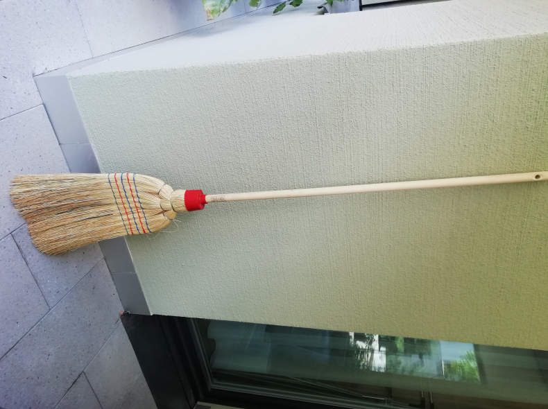24238 Besen für draussen