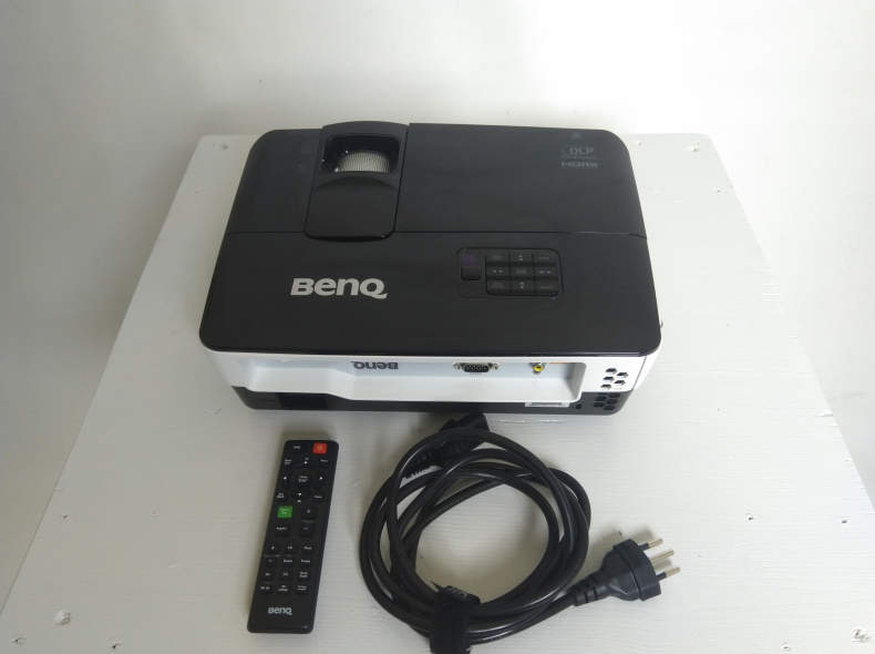 25111 Beamer Benq TH682ST, Full HD, 3000