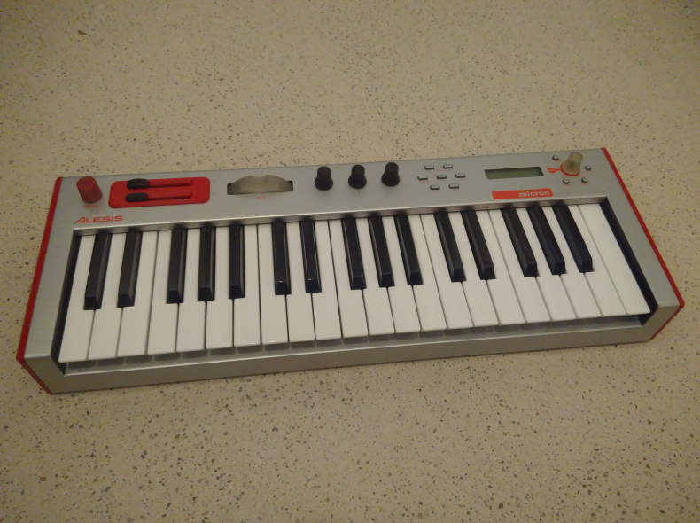 25291 Alesis Micron (Synthesizer)