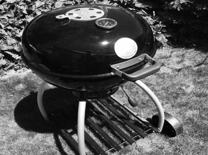 2698 Kugelgrill auf Rädern