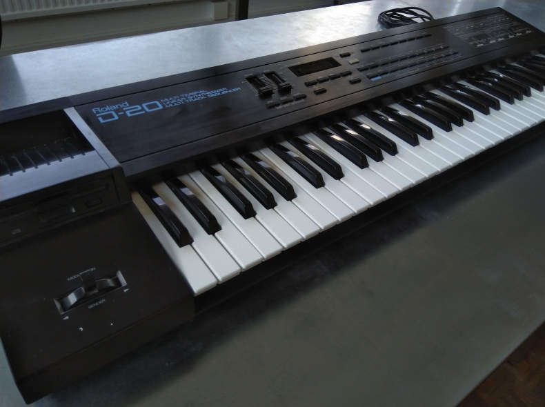 25749 Synthesizer Roland D-20