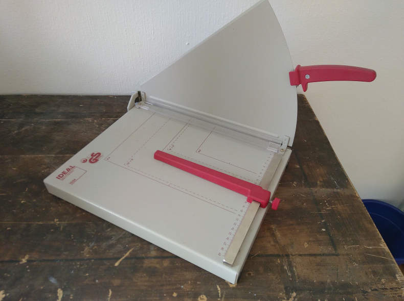 27051 Papierschneidmaschine