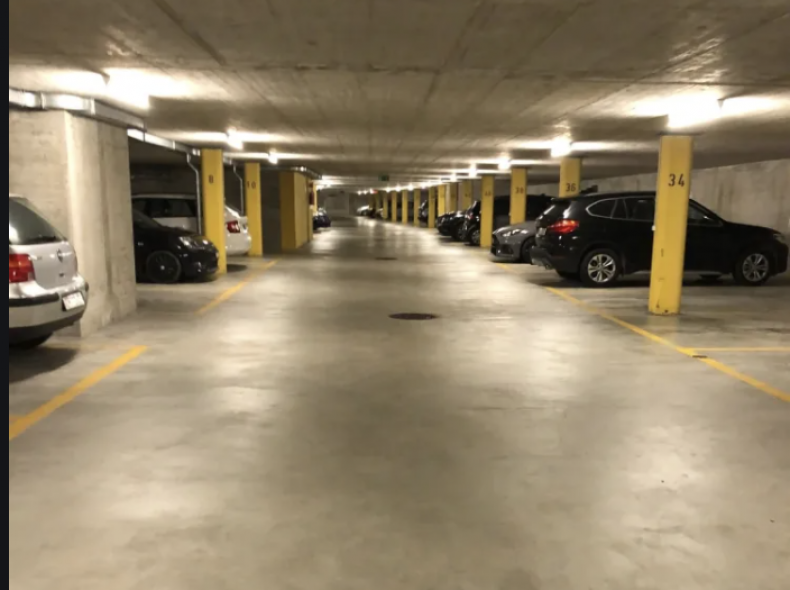 27179 Privat Parkplatz/Private parking