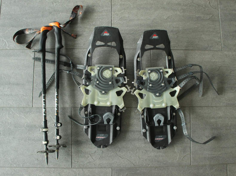 29499 Schneeschuhe MSR mit Stöcken