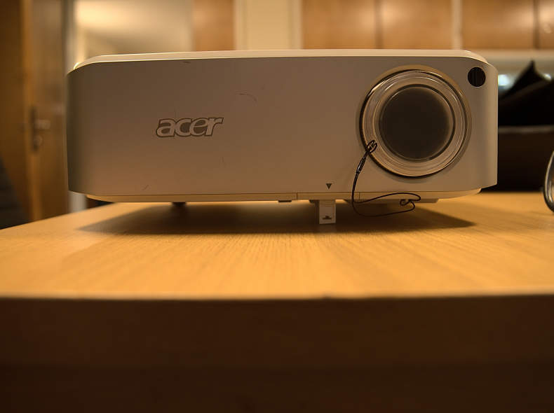 32800 Lichtstarker Beamer, Full HD, VGA