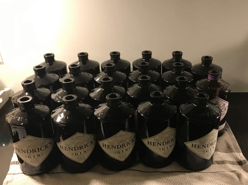 32882 30 Hendricks Gin Flaschen